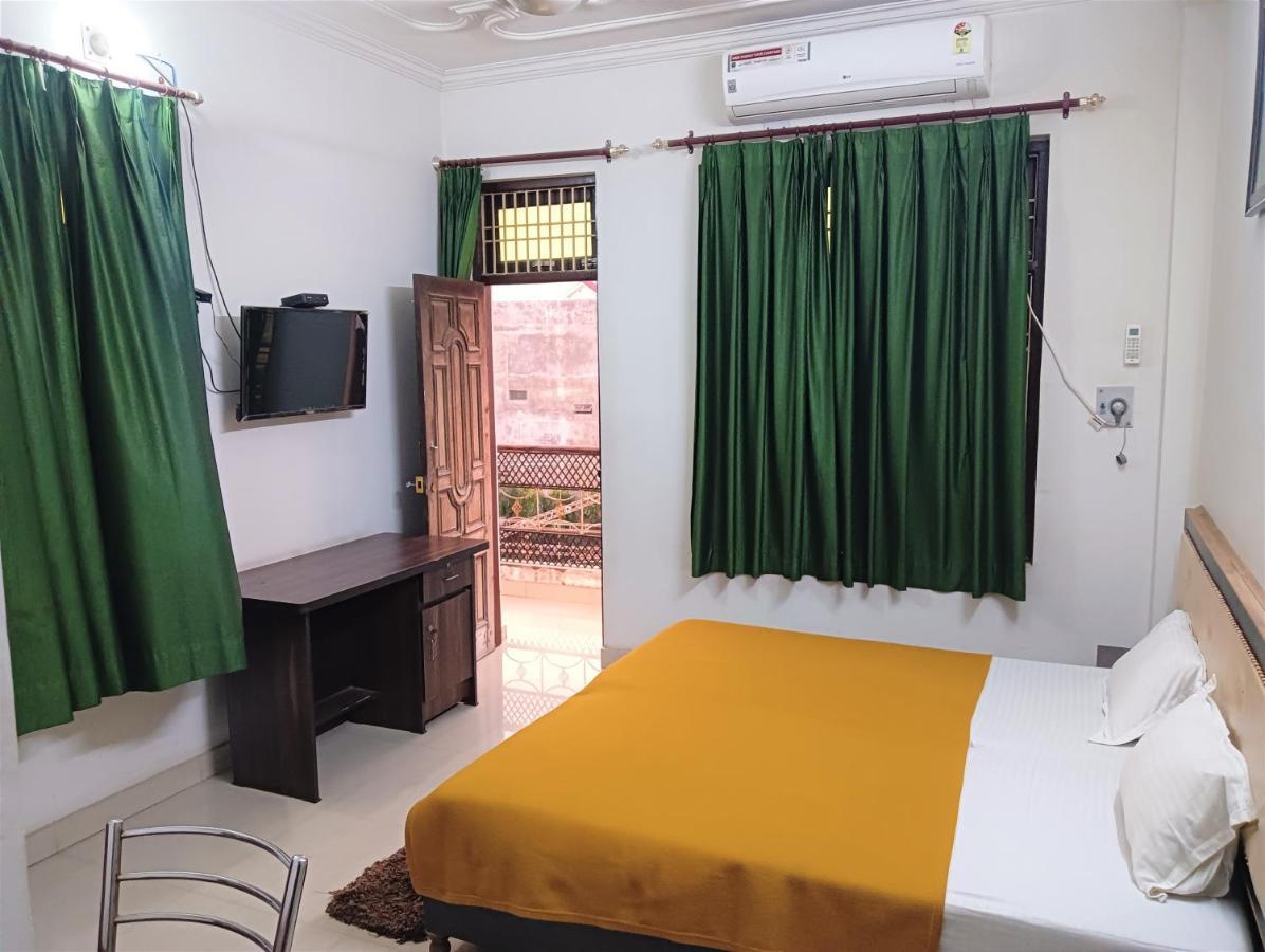 Varuna Palace-Fully Vaccinated Staff Varanasi Exterior photo