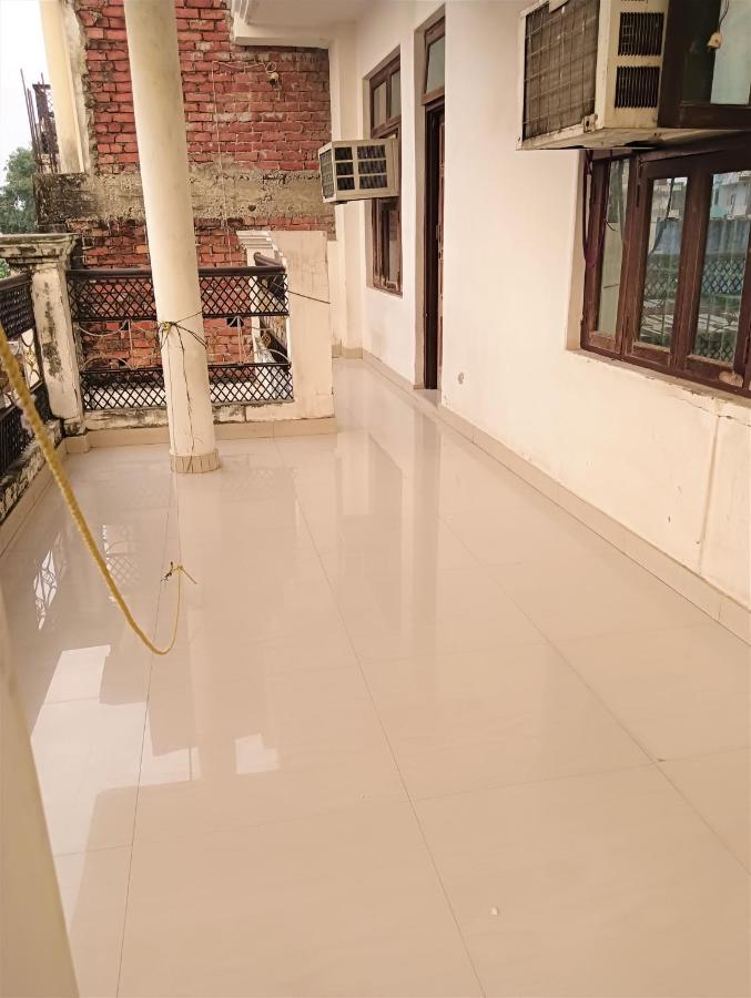 Varuna Palace-Fully Vaccinated Staff Varanasi Exterior photo