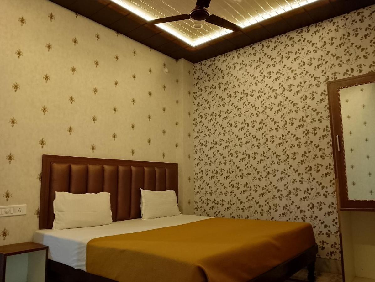 Varuna Palace-Fully Vaccinated Staff Varanasi Exterior photo