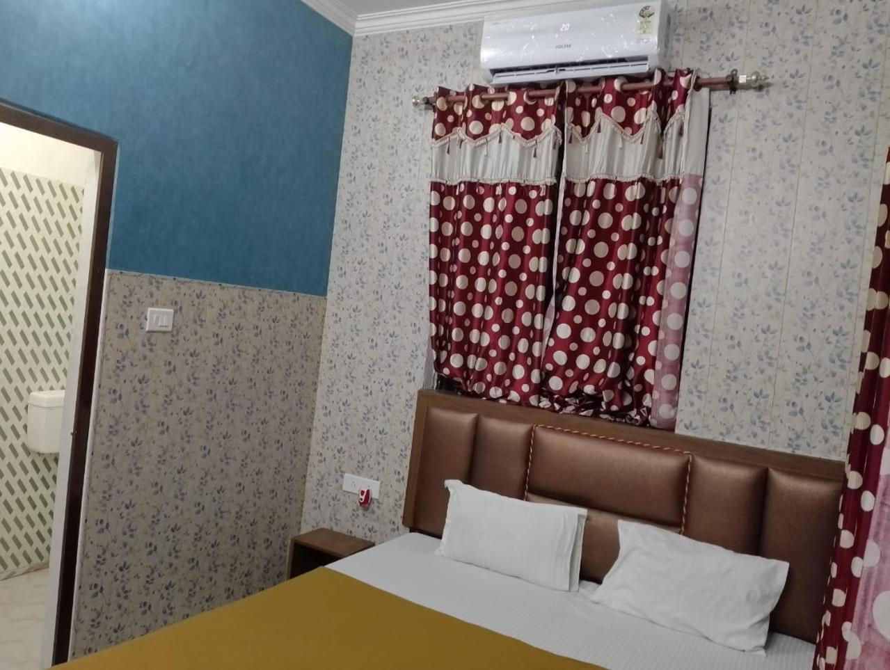 Varuna Palace-Fully Vaccinated Staff Varanasi Exterior photo