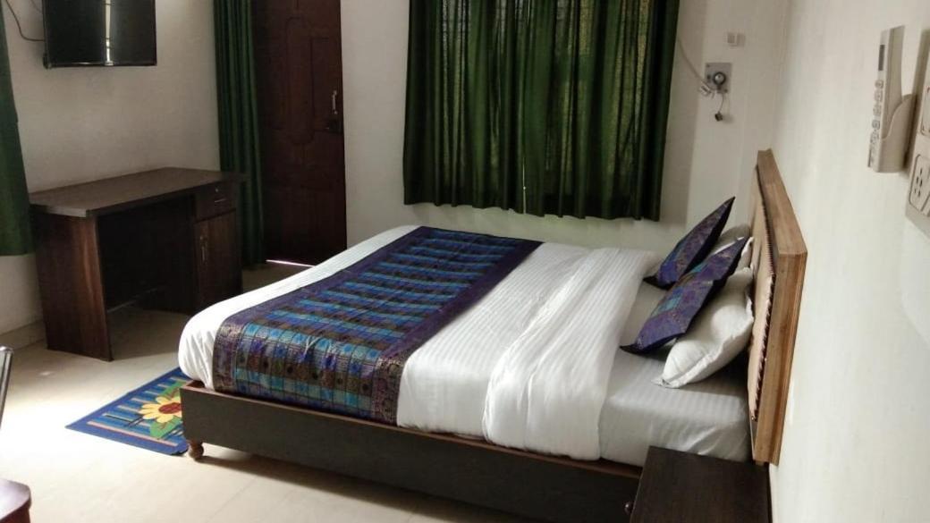 Varuna Palace-Fully Vaccinated Staff Varanasi Exterior photo